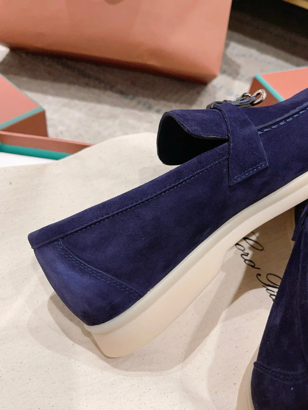 Factory price: 520💰4050 new color. Original purchase, 1⃣️: 1⃣️ folded and developed, Loro Piana professional model to try on feet, quality purchase level, flash sale of common products on the market, welcome to compare, original packaging. Fabric: Imported from Italy🐑High mercerized shearling, Lining: Hand-sewn mark thread in water-dyed cowhide imported from Italy🧵, high-end and elegant. Comfortable on the feet. Size: Women's 35-42 (41, 42) customized, non-returnable, men's 38-45 (46, 47, 48) customized, non-refundable. Fashionable boutiques that you can’t miss, a must-have item